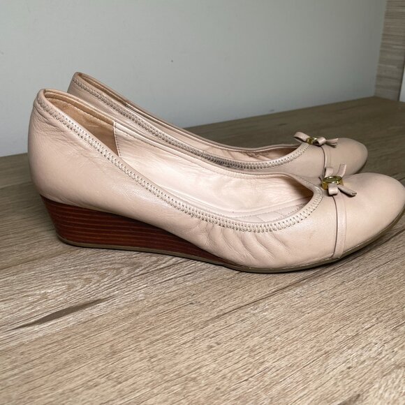 Women's Size 8 Cole Haan Nude Leather Tali Grand Bow Wedged Pump - Picture 2 of 9